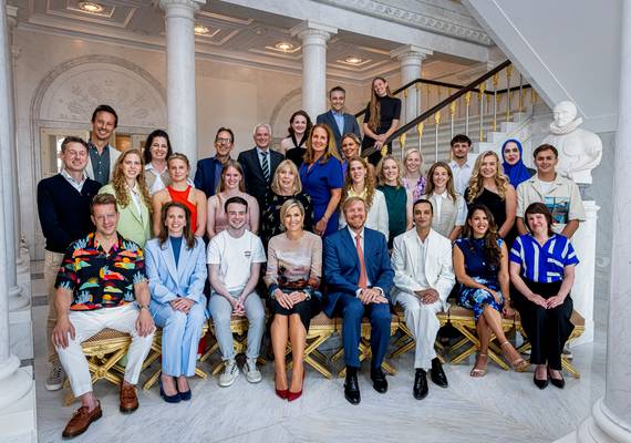 Koningin Máxima straalt in Valentino’s palmenjurk