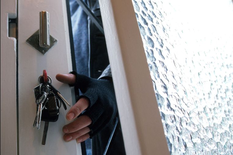 Alsof de emotionele schok en schade van een inbreker die uw huis helemaal door elkaar haalt en de meest kostbare spullen steelt nog niet genoeg is, moet u ook nog eens omgaan met de financiële schade. Daarvoor kan u zich wel verzekeren, maar dekt zo’n inbraakverzekering wel àlles? Onze financieel expert zoekt het uit.