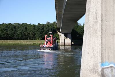 Brandweer zoekt in Amsterdam-Rijnkanaal naar mogelijke drenkeling
