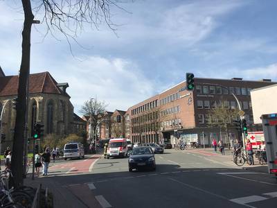 Voertuig rijdt in op groep mensen in Münster; dader dood