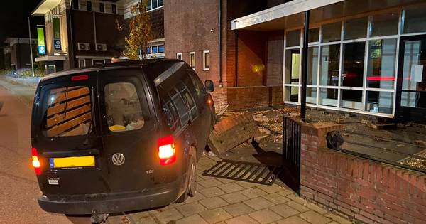 Monumentale muur Tuindorp Hengelo wéér kapot na ongeval.