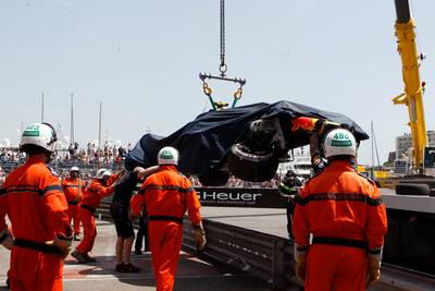 Razendsnelle Verstappen besluit training met flinke crash
