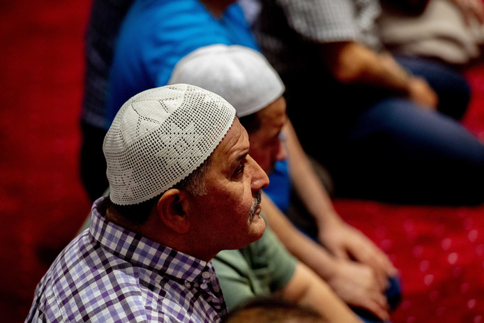 Bezoekers van de Mevlana moskee tijdens het avondgebed aan het begin van de Ramadan