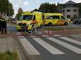 Een fietsster is geschept door een personenauto op deze rotonde in Ede. De bestuurder van de auto ging er vandoor.