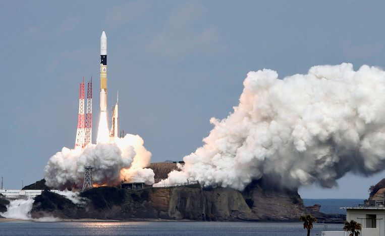 De lancering van de raket die de Hayabusa-2 draagt in december 2014.