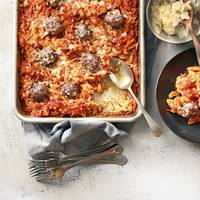 Orzo in tomatensaus met gehaktballetjes
