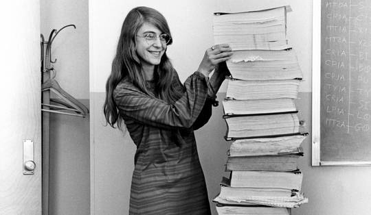 De kleine stap van de eerste man op de maan was mogelijk door het grootse werk van Margaret Hamilton (1936-2026)