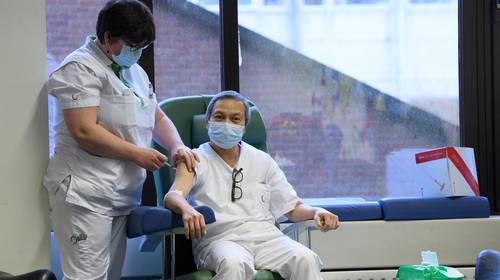 Ziekenhuizen mogen volgende week geen énkele eerste dosis van het coronavaccin zetten bij personeelsleden