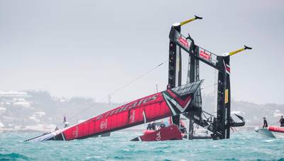 Zeilboot kapseist spectaculair in America's Cup
