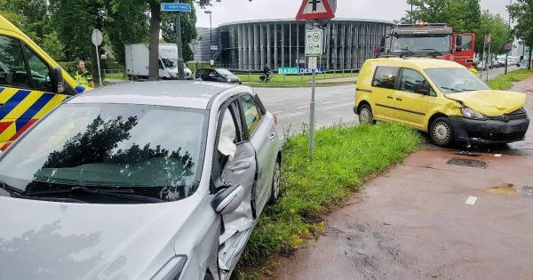 Bestuurder lichtgewond bij ongeluk tussen twee autos op kruising in Oisterwijk.
