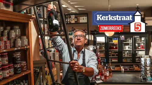 “Probeer eens een wijntje, zei iemand. Nu proef ik 6.000 flessen per jaar”: cafébaas Bert werd wijnexpert