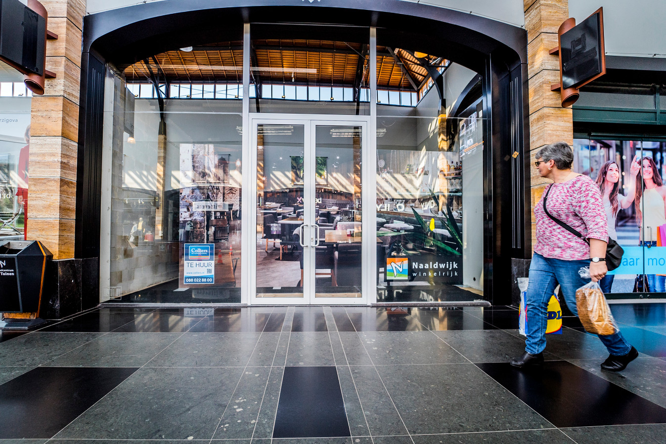 Hommeles in winkelcentrum De Tuinen in Naaldwijk Foto AD.nl