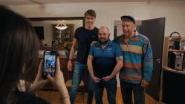 Bockie wisselt zijn outfit met Ward Lemmelijn