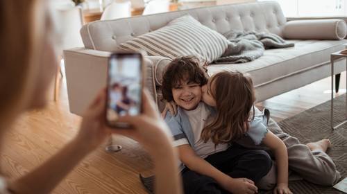 4 op de 10 ouders zetten ongevraagd foto van kind online