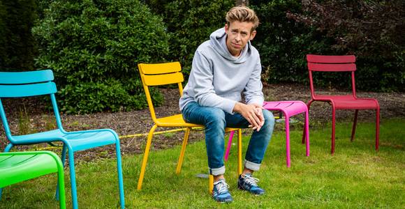 Jonas Van Geel getuigt over z’n (b)roze wolk: “Voor papa’s is het moeilijker om een band op te bouwen met de baby”, bevestigt expert