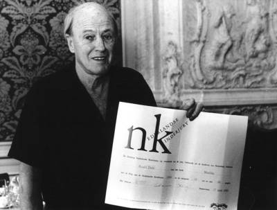 Kleinzoon spoort medailles Roald Dahl op