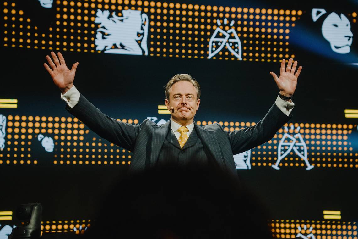Stap(je) voorwaarts: Bart De Wever brengt N-VA, Vooruit, cd&v, MR en Les Engagés samen aan tafel