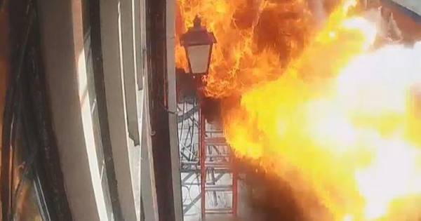 Klusjesmannen in Amsterdam omver geblazen door gigantische steekvlam - AD.nl