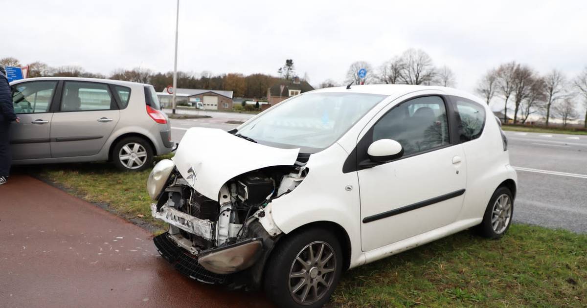 Auto loopt flinke schade op bij botsing in Dongen.