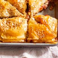 Rijkgevulde hartige baklava met feta, tomaatjes en dadels