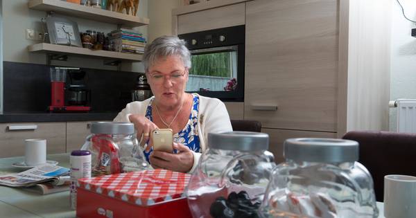 Vlog van raadslid Els Rutting zonder lippenstift in pyjama doet het prima