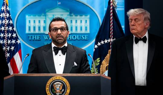 ’s Avonds aan de boemel, ’s ochtends onbeschikbaar: is de mislukte aanslag op Trump het einde van FBI-baas Kash Patel?