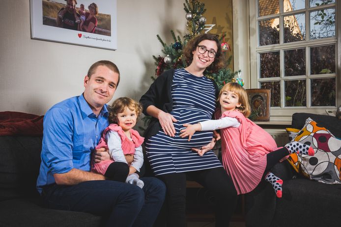 Joris Ketelaere (29) en Julie De Vriese met hun dochtertjes Pauline en Elise. Julie is 35 weken zwanger van hun zoontje, dat eind januari verwacht wordt.