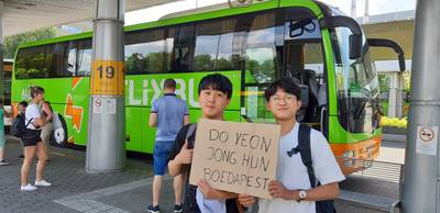 Ontmoetingen in de Flixbus: 'In Zuid-Korea zijn we 21 jaar. Hier 19'