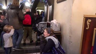 Efteling-zangeres brengt jongetje aan het huilen