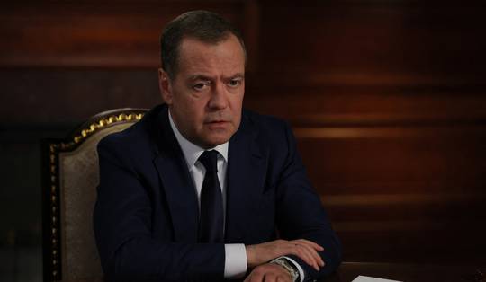 Rusland zal geen NAVO-troepen in Oekraïne aanvaarden, zegt Medvedev • Twee doden bij Oekraïense droneaanval in Rusland