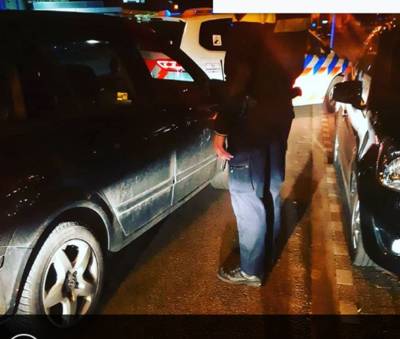 Dronken man gaat ervandoor in gestolen auto en wordt klemgereden in Arnhem