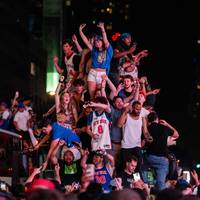 Het ‘lachertje van de NBA’ bleef altijd populair, tot liedjes en films toe: hoe historische titel van de Knicks heel New York verbindt