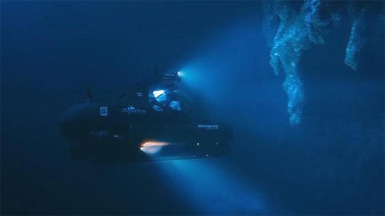 Richard Branson en het team van Aquatica Submarines botste in het 'Great Blue Hole' op nooit eerder ontdekte stalactieten.