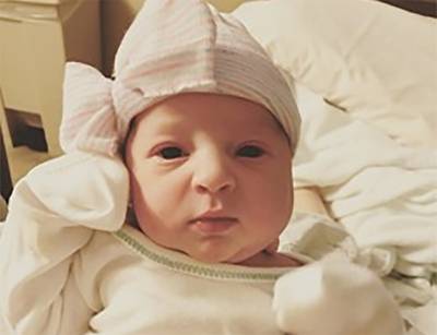 Deze baby is maar een jaar jonger dan haar moeder