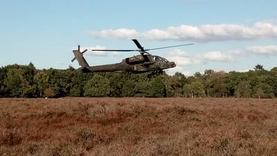 Gestrande Apache op Ginkelse Heide stijgt op richting vliegbasis