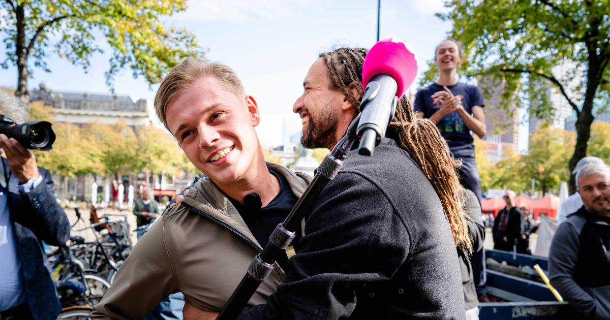 Dennis uit Glanerbrug krijgt ongewenste knuffel van Willem ...
