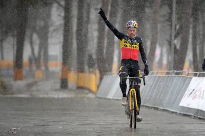Première victoire pour Van Aert avec le maillot de champion de Belgique: “J’espère recevoir une belle photo”