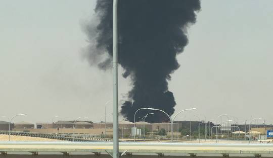 Vlammen en rook bij luchthaven Saudische hoofdstad Riyad na mogelijke aanval van Houthi’s