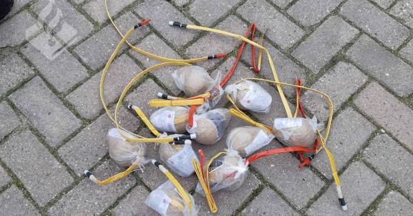 Een tip via Meld Misdaad Anoniem leidde de politie naar 244 kilo illegaal vuurwerk in woning en loods in Erp, verdachte (34) aangehouden.