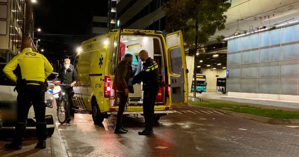 Ondertussen in #Arnhem... Man gewond door steekpartij tegenover centraal station Arnhem: verdachte nog op de vlucht.