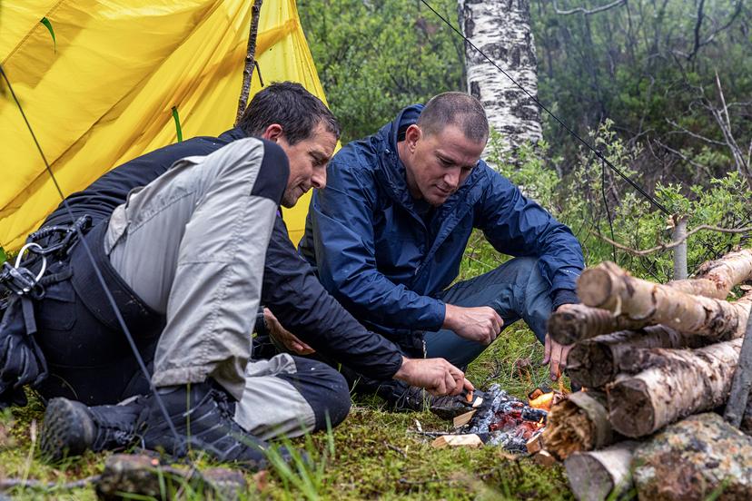 Interview: Bear Grylls maakt vuur uit pis in nieuw Running Wild-seizoen