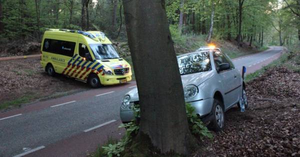 Auto botst tegen boom bij Beek
