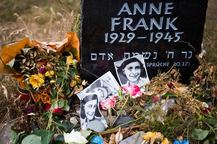 Parmi les victimes de la déportation des Juifs, aux Pays-Bas, figure Anne Frank. L'adolescente de 15 ans est devenue célèbre dans le monde entier après la publication de son journal intime rédigé entre 1942 et 1944 alors qu'elle et sa famille se cachaient dans un appartement clandestin à Amsterdam. Arrêtée en 1944, elle est morte l'année suivante au camp de concentration de Bergen-Belsen