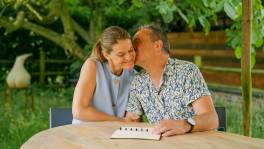 Puntentelling maakt 'Met Vier in Bed' kandidaat emotioneel