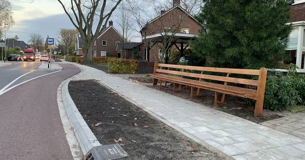 Uitpuffen op een meterslange kerkbank in hartje Den Ham: 'Coronaproof!' - Tubantia