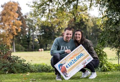 Kersverse miljonair krijgt honderden appjes, ook van onbekenden