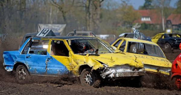 Vrouwen staan hun mannetje bij autorodeo in Harbrinkhoek