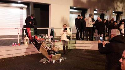 Supporters Vitesse leggen rouwkrans voorafgaand aan ‘uitvaartdienst’ NEC, NEC-fans leggen bloemen