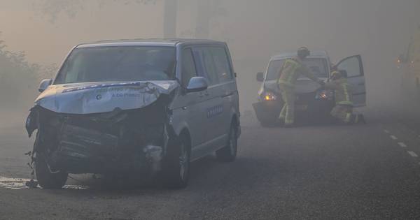 Botsing met zes auto's in Liessel: rook Peelbrand veroorzaakt slecht zicht - Eindhovens Dagblad