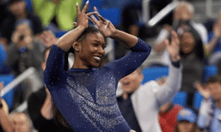Gymnaste Nia Dennis (21) gaat viraal met routine die haar Afrikaanse roots eert. “Gymnastiek is nog veel te wit”
